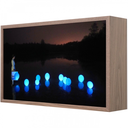 Nachtblauw | 34 x 58 cm, lightbox (noten fineer, duratrans, led, museumglas), 2026