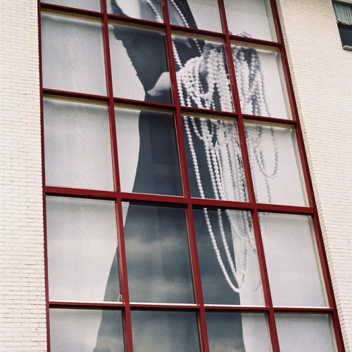 Jonge vrouw met parelketting | 800cm x 400cm; print op mess pvc; Apeldoorn 2005