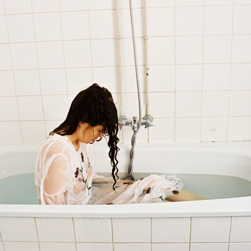 Jonge vrouw in bad | 83cm x 125cm; print; 2004