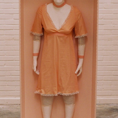 Porseleinen poppen | 160cm x 64cm x 32cm; porselein, textiel, hout; EKWC 2005